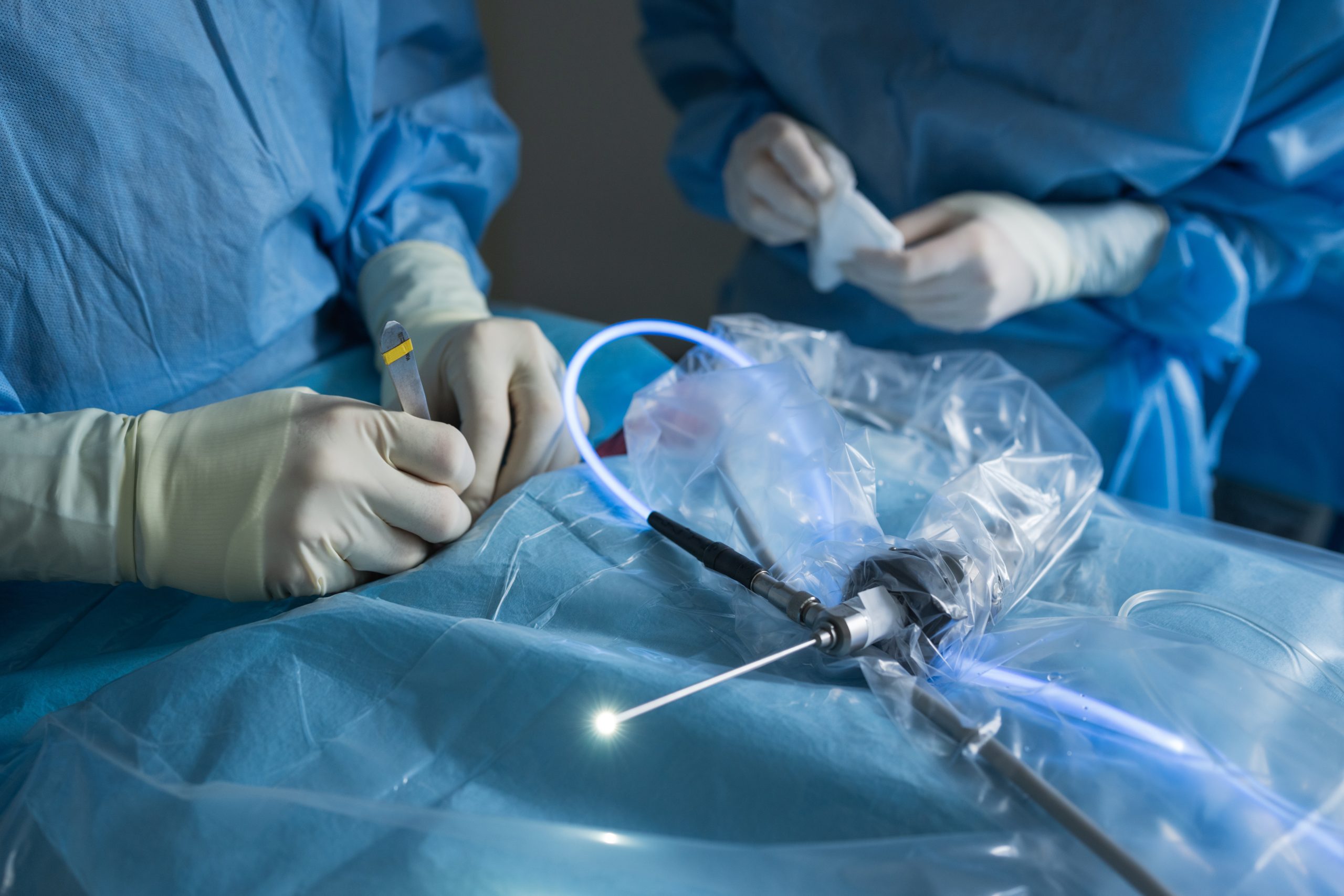 Bild von zwei Ärzten bei einer Operation